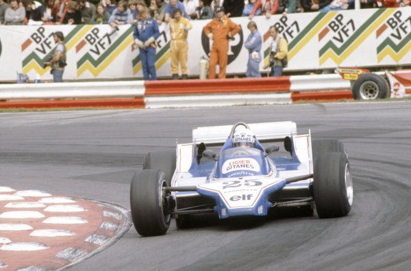 1980 British Grand Prix.
Brands Hatch, Great Britain. 11-13 July 1980.
Didier Pironi (Ligier JS11/15-Ford Cosworth) passes the retired car of Gilles Villeneuve (Ferrari 312T5).
World Copyright: LAT Photographic
Ref: 35mm transparency 80GB14 1980 British Grand Prix.
Brands Hatch, Great Britain. 11-13 July 1980.
Didier Pironi (Ligier JS11/15-Ford Cosworth) passes the retired car of Gilles Villeneuve (Ferrari 312T5).
World Copyright: LAT Photographic
Ref: 35mm transparency 80GB14