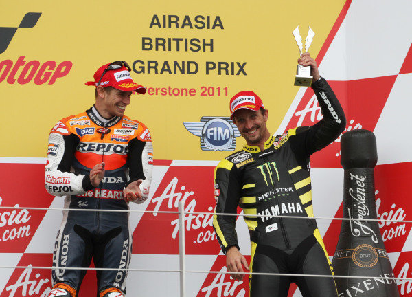 British Grand Prix.
Silverstone, England. 10th-12th June 2011.
Colin Edwards, Yamaha, celebrates a third place finish just 7 days after breaking his collarbone, as Casey Stoner, Honda, applauds.
World Copyright: Kevin Wood/LAT Photographic.
ref: Digital Image British Grand Prix.
Silverstone, England. 10th-12th June 2011.
Colin Edwards, Yamaha, celebrates a third place finish just 7 days after breaking his collarbone, as Casey Stoner, Honda, applauds.
World Copyright: Kevin Wood/LAT Photographic.
ref: Digital Image