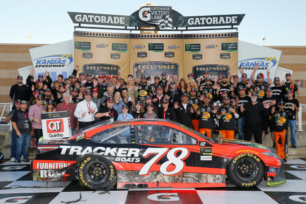 Monster Energy NASCAR Cup Series
Hollywood Casino 400
Kansas Speedway, Kansas City, KS USA
Sunday 22 October 2017
Martin Truex Jr, Furniture Row Racing, Bass Pro Shops / Tracker Boats Toyota Camry celebrates in victory lane 
World Copyright: Russell LaBounty
LAT Images