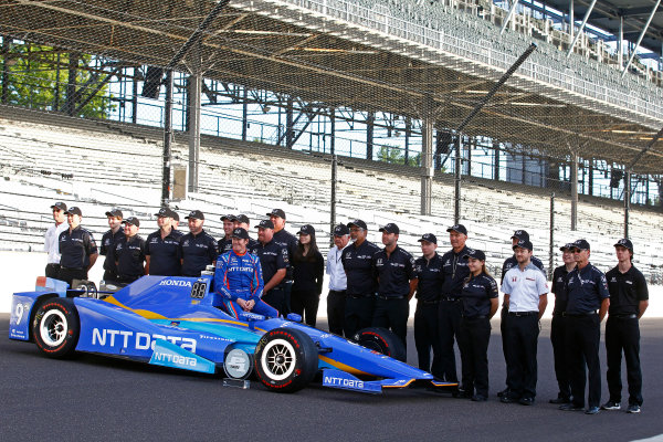 Verizon IndyCar Series
Indianapolis 500 Qualifying
Indianapolis Motor Speedway, Indianapolis, IN USA
Monday 22 May 2017
Scott Dixon, Chip Ganassi Racing Teams Honda poses for front row photos with his team
World Copyright: Phillip Abbott
LAT Images
ref: Digital Image abbott_indyQ_0517_21677 Verizon IndyCar Series
Indianapolis 500 Qualifying
Indianapolis Motor Speedway, Indianapolis, IN USA
Monday 22 May 2017
Scott Dixon, Chip Ganassi Racing Teams Honda poses for front row photos with his team
World Copyright: Phillip Abbott
LAT Images
ref: Digital Image abbott_indyQ_0517_21677