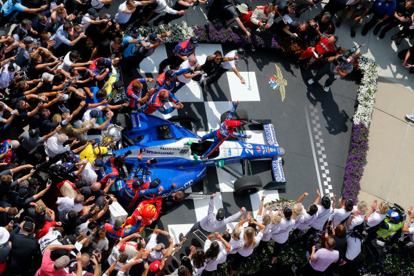 Verizon IndyCar Series
Indianapolis 500 Race
Indianapolis Motor Speedway, Indianapolis, IN USA
Sunday 28 May 2017
Takuma Sato, Andretti Autosport Honda celebrates in victory lane after winning
World Copyright: Russell LaBounty
LAT Images Verizon IndyCar Series
Indianapolis 500 Race
Indianapolis Motor Speedway, Indianapolis, IN USA
Sunday 28 May 2017
Takuma Sato, Andretti Autosport Honda celebrates in victory lane after winning
World Copyright: Russell LaBounty
LAT Images