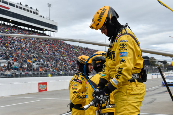 Monster Energy NASCAR Cup Series
First Data 500
Martinsville Speedway, Martinsville VA USA
Sunday 29 October 2017
Matt Kenseth, Joe Gibbs Racing, DEWALT Flexvolt Toyota Camry pit stop
World Copyright: Scott R LePage
LAT Images
ref: Digital Image lepage-171029-mart-8359