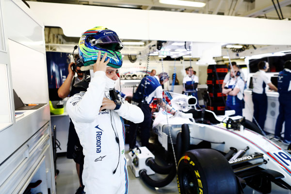 Autodromo Hermanos Rodriguez, Mexico City, Mexico.
Friday 27 October 2017.
Felipe Massa, Williams Martini Racing, puts on his helmet in the team’s garage.
World Copyright: Zak Mauger/LAT Images 
ref: Digital Image _56I3914