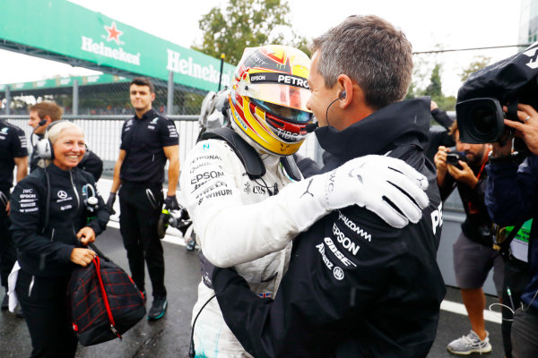 Autodromo Nazionale di Monza, Italy.
Saturday 02 September 2017.
Lewis Hamilton, Mercedes AMG, celebrates with his team after taking his 69th F1 Pole Position.
World Copyright: Steven Tee/LAT Images 
ref: Digital Image _R3I4926