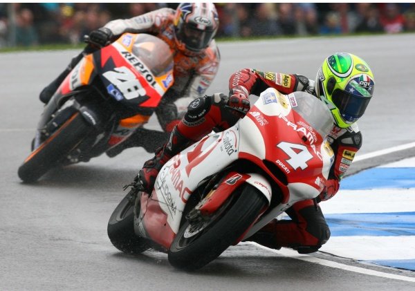 2007 Moto GP British Grand Prix.
Donington Park, England.
22nd-24th June 2007.
Alex Barros (Pramac dÕAntin, Ducati Desmosedici GP7) leads Dani Pedrosa (Repsol Honda Team, Honda RCV 212) action.
World Copyright: Kevin Wood/LAT Photographic
ref: Digital Image IMG_6253