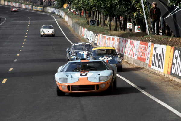 Le Mans, France. 28-29 September 1968.
Pedro Rodriguez/Lucien Bianchi (#9 Ford GT40) leads Alain Le Guellec/Alain Serpaggi (#57 Alpine A210-Renault), Jean-Claude Andruet/Jean-Pierre Nicolas (#55 Alpine A210-Renault) and Claude Laurent/Jean-Claude Ogier (#64 Porsche 911T).
World Copyright: LAT Photographic
Ref: 68LM01 Le Mans, France. 28-29 September 1968.
Pedro Rodriguez/Lucien Bianchi (#9 Ford GT40) leads Alain Le Guellec/Alain Serpaggi (#57 Alpine A210-Renault), Jean-Claude Andruet/Jean-Pierre Nicolas (#55 Alpine A210-Renault) and Claude Laurent/Jean-Claude Ogier (#64 Porsche 911T).
World Copyright: LAT Photographic
Ref: 68LM01