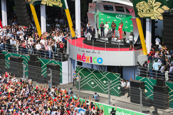 Autodromo Hermanos Rodriguez, Mexico City, Mexico.
Sunday 29 October 2017.
A huge crowd gathers beneath the podium to cheer for Max Verstappen, Red Bull, 1st Position, Valtteri Bottas, Mercedes AMG, 2nd Position, and Kimi Raikkonen, Ferrari, 3rd Position.
World Copyright: Charles Coates/LAT Images 
ref: Digital Image AN7T7833