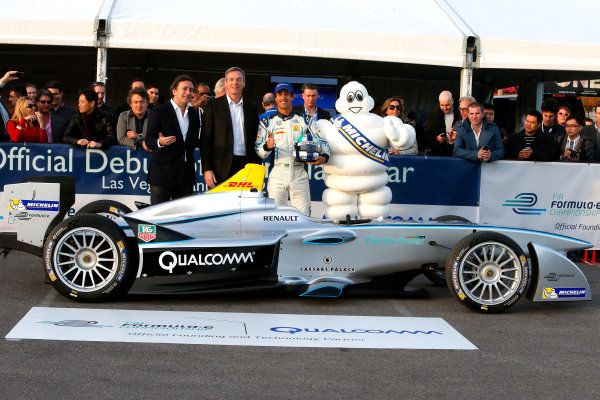 5-6 January, 2014, Las Vegas, Nevada USA
Alejandro Agag, CEO Formula E Holdings, Dr. Paul E. Jacobs, Chairman and CEO of Qualcomm Incorporated, former F1 driver Lucas di Grassi, and Bibendum (the Michelin Man) pose with the new Spark-Renault SRT_01E Formula E car.
©2014, Lesley Ann Miller
LAT Photo USA