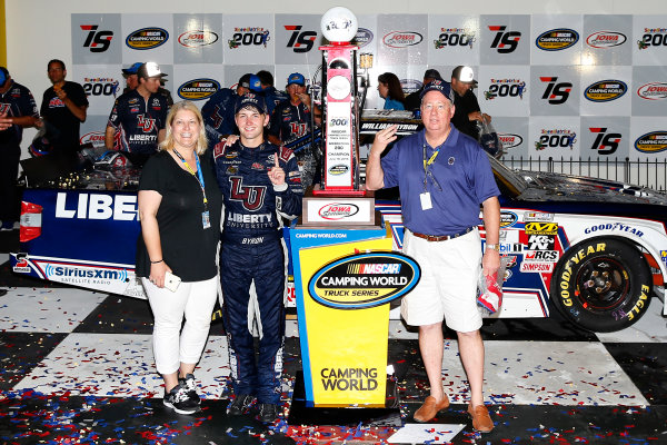 17-18 June, 2016, Newton, Iowa USA
William Byron celebrates in victory lane
?2016, Russell LaBounty
LAT Photo USA
17-18 June, 2016, Newton, Iowa USA
William Byron celebrates in victory lane
?2016, Russell LaBounty
LAT Photo USA