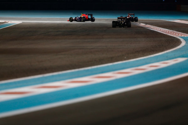 Yas Marina Circuit, Abu Dhabi, United Arab Emirates.
Sunday 29 November 2015.
Daniil Kvyat, Red Bull Racing RB11 Renault, leads Carlos Sainz Jr, Toro Rosso STR10 Renault, and Romain Grosjean, Lotus E23 Mercedes.
World Copyright: Sam Bloxham/LAT Photographic
ref: Digital Image _SBL9325 Yas Marina Circuit, Abu Dhabi, United Arab Emirates.
Sunday 29 November 2015.
Daniil Kvyat, Red Bull Racing RB11 Renault, leads Carlos Sainz Jr, Toro Rosso STR10 Renault, and Romain Grosjean, Lotus E23 Mercedes.
World Copyright: Sam Bloxham/LAT Photographic
ref: Digital Image _SBL9325