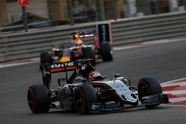 Yas Marina Circuit, Abu Dhabi, United Arab Emirates.
Sunday 29 November 2015.
Nico Hulkenberg, Force India VJM08 Mercedes, leads Daniel Ricciardo, Red Bull Racing RB11 Renault.
World Copyright: Andy Hone/LAT Photographic.
ref: Digital Image _ONZ6755