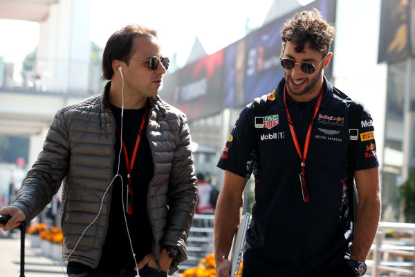 Autodromo Hermanos Rodriguez, Mexico City, Mexico.
Thursday 26 October 2017.
Felipe Massa, Williams Martini Racing, talks to Daniel Ricciardo, Red Bull Racing. 
World Copyright: Charles Coates/LAT Images 
ref: Digital Image AN7T2569