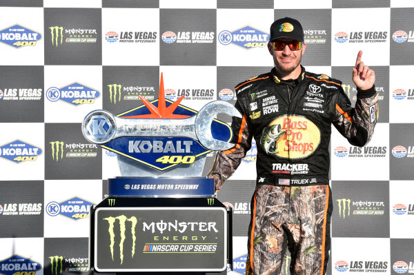 2017 Monster Energy NASCAR Cup Series - Kobalt 400
Las Vegas Motor Speedway - Las Vegas, NV USA
Sunday 12 March 2017
Martin Truex Jr, Bass Pro Shops/TRACKER BOATS Toyota Camry celebrates his win in Victory Lane
World Copyright: Nigel Kinrade/LAT Images
ref: Digital Image 17LAS1nk07818 2017 Monster Energy NASCAR Cup Series - Kobalt 400
Las Vegas Motor Speedway - Las Vegas, NV USA
Sunday 12 March 2017
Martin Truex Jr, Bass Pro Shops/TRACKER BOATS Toyota Camry celebrates his win in Victory Lane
World Copyright: Nigel Kinrade/LAT Images
ref: Digital Image 17LAS1nk07818