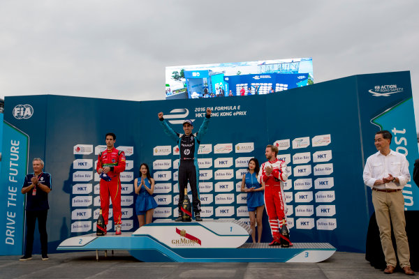 2016/2017 FIA Formula E Championship.
Hong Kong ePrix, Hong Kong, China.
Sunday 9 October 2016.
Lucas Di Grassi (BRA), ABT Schaeffler Audi Sport, Spark-Abt Sportsline, ABT Schaeffler FE02, Sebastien Buemi (SUI), Renault e.Dams, Spark-Renault, Renault Z.E 16 and Nick Heidfeld (GER), Mahindra Racing, Spark-Mahindra, Mahindra M3ELECTRO on the podium.
Photo: Zak Mauger/LAT/Formula E
ref: Digital Image _L0U2541