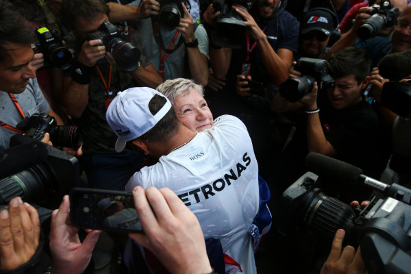 Autodromo Hermanos Rodriguez, Mexico City, Mexico.
Sunday 29 October 2017.
Lewis Hamilton, Mercedes AMG, embraces his mother after winning his fourth world title.
World Copyright: Charles Coates/LAT Images 
ref: Digital Image DJ5R7926