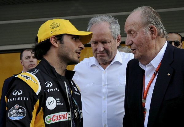 Carlos Sainz jr (ESP) Renault Sport F1 Team with Jerome Stoll (FRA) Director of Renault Sport F1 and Juan carlos of Spain at Formula One World Championship, Rd20, Abu Dhabi Grand Prix, Race, Yas Marina Circuit, Abu Dhabi, UAE, Sunday 26 November 2017.