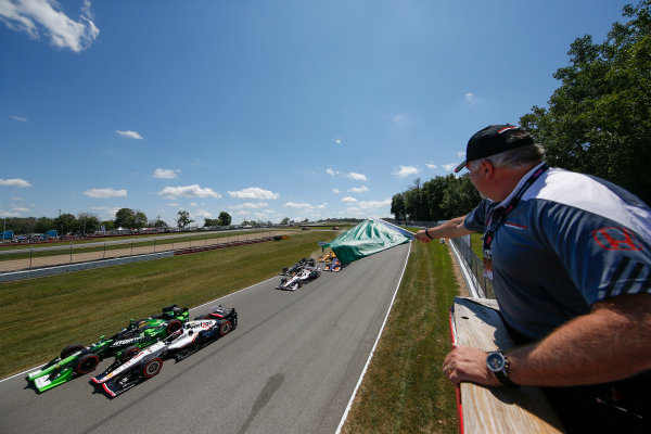 31 July - 2 August, 2015, Lexington, Ohio, USA
Honda Executive Vice President of Sales John Mendel waves the green flag at the start© 2015, Michael L. Levitt
LAT Photo USA
31 July - 2 August, 2015, Lexington, Ohio, USA
Honda Executive Vice President of Sales John Mendel waves the green flag at the start© 2015, Michael L. Levitt
LAT Photo USA