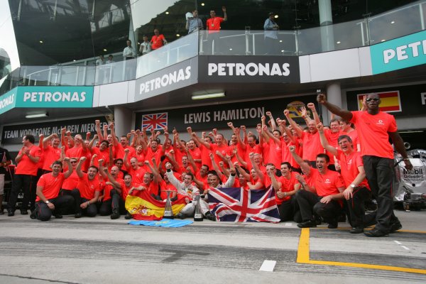 2007 Malaysian Grand Prix - Sunday Race
Sepang, Kuala Lumpur. Malaysia.
8th April 2007.
Fernando Alonso, McLaren MP4-22 Mercedes, 1st position, and Lewis Hamilton, McLaren MP4-22 Mercedes, 2nd position, celebrate the McLaren one-two with their team. Portrait.
World Copyright: Andrew Ferraro/LAT Photographic.
ref: Digital Image ZP9O2779