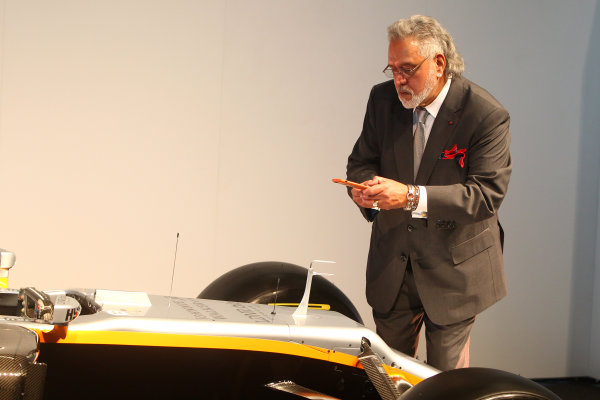 Force India VJM10 Formula 1 Launch.
Silverstone, UK.
Wednesday 22 February 2017.
Vijay Mallya, Team Principal and Managing Director, Force India, takes a picture with his smartphone.
World Copyright: Hoyer/Ebrey/LAT Images
Ref: MDH38399 Force India VJM10 Formula 1 Launch.
Silverstone, UK.
Wednesday 22 February 2017.
Vijay Mallya, Team Principal and Managing Director, Force India, takes a picture with his smartphone.
World Copyright: Hoyer/Ebrey/LAT Images
Ref: MDH38399
