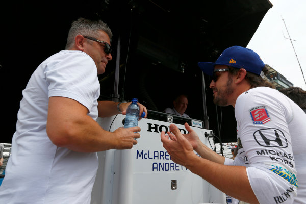 Verizon IndyCar Series
Indianapolis 500 Practice
Indianapolis Motor Speedway, Indianapolis, IN USA
Wednesday 17 May 2017
Fernando Alonso, McLaren-Honda-Andretti Honda, Gil de Ferran
World Copyright: Phillip Abbott
LAT Images
ref: Digital Image abbott_indyP_0517_14161