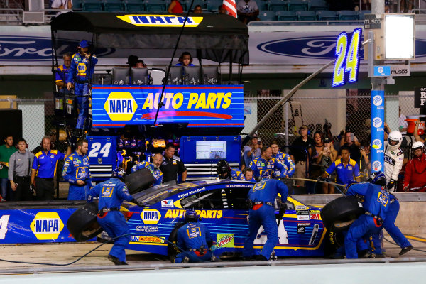 Monster Energy NASCAR Cup Series
Ford EcoBoost 400
Homestead-Miami Speedway, Homestead, FL USA
Sunday 19 November 2017
Chase Elliott, Hendrick Motorsports, NAPA Chevrolet SS pit stop
World Copyright: Russell LaBounty
LAT Images Monster Energy NASCAR Cup Series
Ford EcoBoost 400
Homestead-Miami Speedway, Homestead, FL USA
Sunday 19 November 2017
Chase Elliott, Hendrick Motorsports, NAPA Chevrolet SS pit stop
World Copyright: Russell LaBounty
LAT Images