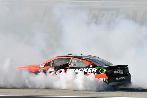 2017 Monster Energy NASCAR Cup Series - Kobalt 400
Las Vegas Motor Speedway - Las Vegas, NV USA
Sunday 12 March 2017
Martin Truex Jr, Bass Pro Shops/TRACKER BOATS Toyota Camry celebrates his win with a burnout
World Copyright: Nigel Kinrade/LAT Images
ref: Digital Image 17LAS1nk07779