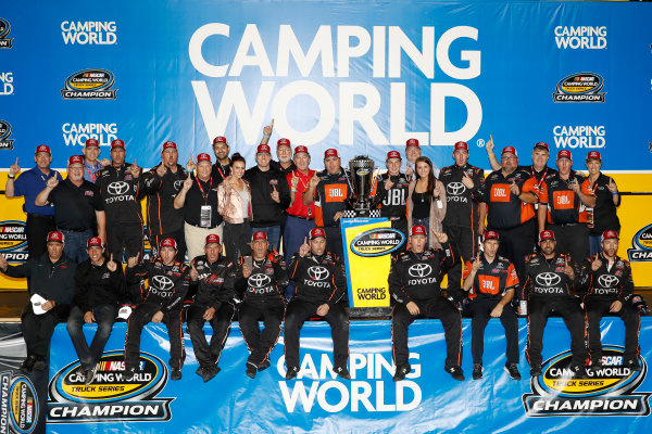 NASCAR Camping World Truck Series
Ford EcoBoost 200
Homestead-Miami Speedway, Homestead, FL USA
Friday 17 November 2017
Champion Christopher Bell, JBL Toyota Tundra with team and Toyota personnel
World Copyright: Michael L. Levitt
LAT Images NASCAR Camping World Truck Series
Ford EcoBoost 200
Homestead-Miami Speedway, Homestead, FL USA
Friday 17 November 2017
Champion Christopher Bell, JBL Toyota Tundra with team and Toyota personnel
World Copyright: Michael L. Levitt
LAT Images