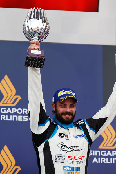 2015 TCR International Series Round 9.
Marina Bay Circuit, Singapore.
Sunday 20 September 2015.
Stefano Comini, No.25 Target Competition, lifts his trophy on the podium.
World Copyright: Sam Bloxham/LAT Photographic.
ref: Digital Image _G7C4010