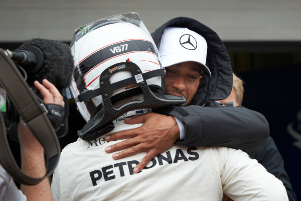 Interlagos, Sao Paulo, Brazil.
Saturday 11 November 2017.
Lewis Hamilton, Mercedes AMG, congratulates team mate Valtteri Bottas, Mercedes AMG, on securing pole.
World Copyright: Steve Etherington/LAT Images 
ref: Digital Image SNE16727