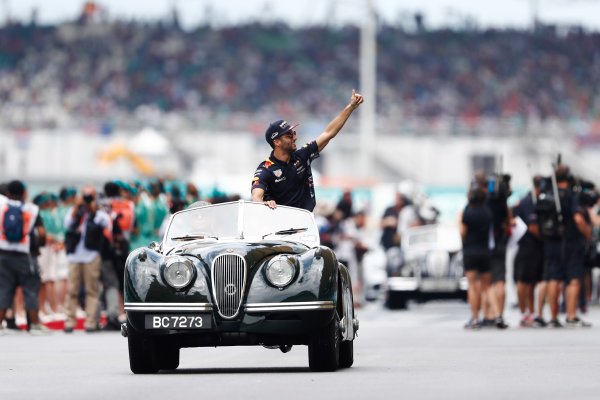 Sepang International Circuit, Sepang, Malaysia.
Sunday 01 October 2017.
Daniel Ricciardo, Red Bull Racing, waves from a Jaguar XK on the drivers’ parade.
World Copyright: Glenn Dunbar/LAT Images
ref: Digital Image _X4I2550 Sepang International Circuit, Sepang, Malaysia.
Sunday 01 October 2017.
Daniel Ricciardo, Red Bull Racing, waves from a Jaguar XK on the drivers’ parade.
World Copyright: Glenn Dunbar/LAT Images
ref: Digital Image _X4I2550
